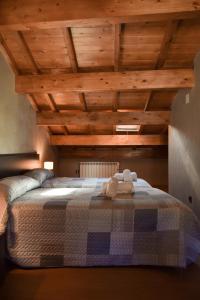 um quarto com uma cama e um tecto em madeira em Casa Rural Martín em Tronchón