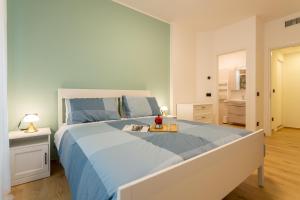 1 dormitorio con 1 cama grande con sábanas azules en Italianflat - Vittoria Suite, en Milán