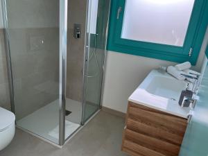 ein Bad mit einer Glasdusche und einem Waschbecken in der Unterkunft Villa Azurella Il Paradiso è qui in Pula