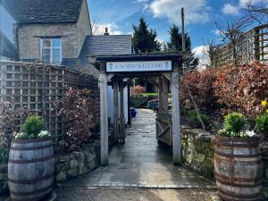 una entrada a un jardín con un cartel que lee una bodega se centrará en The Lion, Tredington en Shipston on Stour