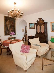 Khu vực ghế ngồi tại Villa Cartaromana