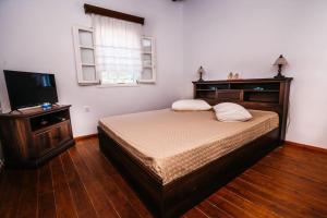 Un pat sau paturi într-o cameră la Loukas and Margarita's house