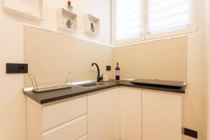 A kitchen or kitchenette at Italianflat - Vittoria Suite Még 28 kép