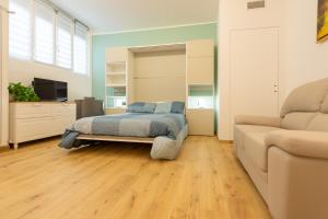 1 dormitorio con 1 cama y 1 sofá en Italianflat - Vittoria Suite, en Milán