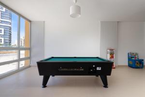 a room with a pool table in a room at Cantinho do Mar in Portimão