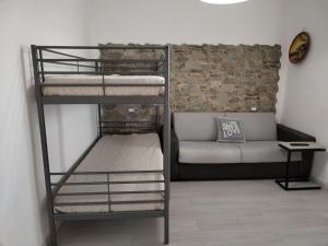 een stapelbed en een bank in een kamer bij Casa Shanty in La Spezia