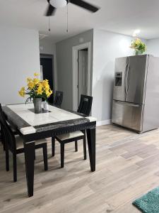 una sala da pranzo con tavolo e frigorifero di 77072 New remodeled Cute Townhome SW a Houston