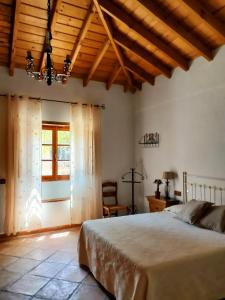 A bed or beds in a room at Casa rural las Tablas