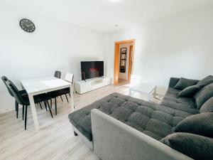 sala de estar con sofá y mesa en Monty - Kitchen - Washer - Free Parking - SMART-TV en Goslar