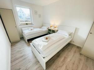 1 dormitorio con 2 camas y ventana en Monty - Kitchen - Washer - Free Parking - SMART-TV en Goslar