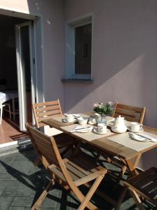 ネッソにあるLa Casa di Miroの木製テーブル(椅子、カップ、食器付)