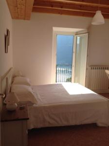 a bedroom with a bed with a view of the ocean at La Casa di Miro in Nesso