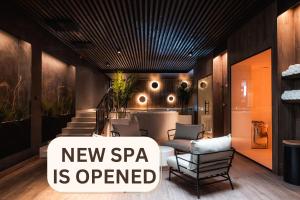 庫雷薩雷的住宿－Meri Seaside Hotel & SPA，大堂设有新spa。
