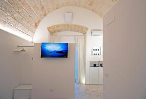 an archway with a tv on a wall in a room at La casa di Benedetta in Polignano a Mare