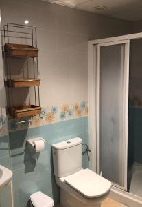 La salle de bains est pourvue de toilettes et d'un lavabo. dans l'établissement Apartamento Navas, à Frigiliana