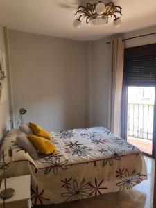 - une chambre avec un lit et une fenêtre dans l'établissement Apartamento Navas, à Frigiliana