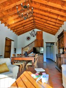 アリアテにあるCasa rural las Tablasの木製の天井とテーブル付きのリビングルーム