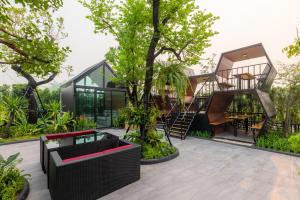 una casa con un árbol en medio de un patio en The View Chiang Dao Hotel en Chiang Dao
