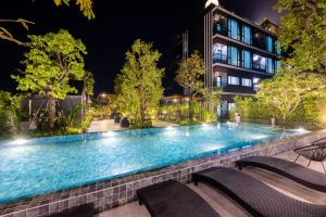 una piscina en un edificio por la noche en The View Chiang Dao Hotel en Chiang Dao