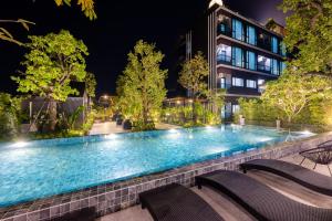 una piscina en un edificio por la noche en The View Chiang Dao Hotel, en Chiang Dao