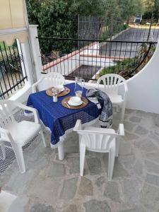 uma mesa branca e cadeiras num pátio em Mare Verde em San Bartolomeo al Mare