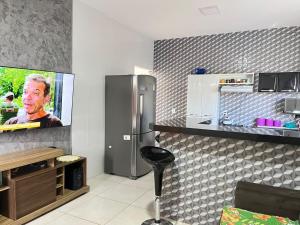 una cucina con frigorifero in acciaio inossidabile in una camera di Aconchego e tranquilidade 1 a Bonito