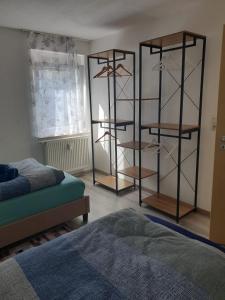 een slaapkamer met een bed en planken in een kamer bij Ferienwohnung Varli in Tuttlingen