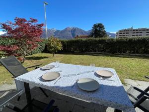 una mesa con platos y vasos encima en Locarno-Muralto: Raggio di Sole, en Muralto