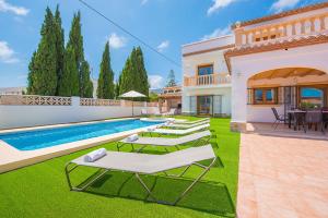 Villa con piscina y césped en Villa Fuster - PlusHolidays, en Calpe