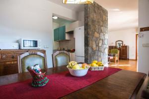 una cocina con una mesa con un bol de fruta. en Villa Markus - Plusholidays, en Calpe