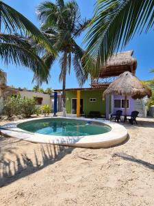 una pequeña piscina en medio de un complejo en Palapa rooftop w/ beach views! Cozy Casa Dumas, en Chuburná