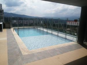 a large swimming pool on top of a building at Apartamento en Cañaveral in Floridablanca