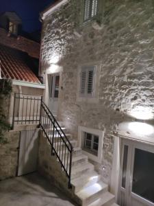 ein Steingebäude mit einer Treppe davor in der Unterkunft The center of Split, renovated stone house in Split