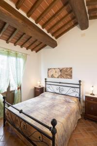 a bedroom with a large bed with a wooden ceiling at Casa Galina in Ciggiano