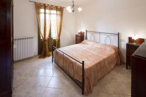 a bedroom with a bed and a dresser and a window at Casa Galina in Ciggiano