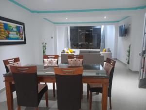 uma sala de jantar com uma mesa de jantar e cadeiras em La Posada 815 em Pisco
