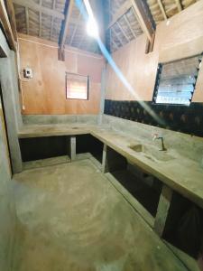 GubatにあるDagat-Dagatan Resthouse in Gubatの洗面台とカウンターが備わる空き部屋