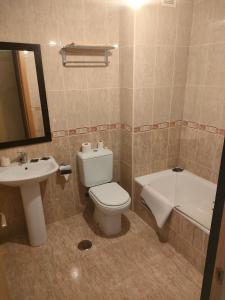 een badkamer met een toilet, een wastafel en een bad bij David corzo in Nogueira de Ramuin