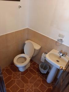 y baño con aseo y lavamanos. en Hotel Posada San Felipe, en Antigua Guatemala