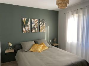 - une chambre avec un lit doté d'un oreiller jaune dans l'établissement Moun Cabanoun, à Carpentras
