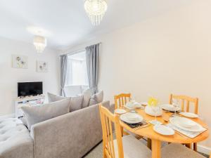 a living room with a table and a couch at Maceys Cottage - Uk42146 in North Somercotes