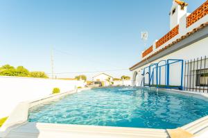 uma piscina ao lado de uma casa em Casa Vista Alegre Costa el Palmar em El Palmar