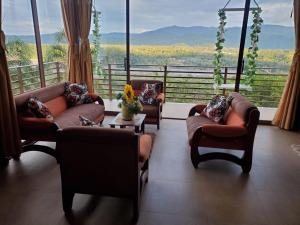 Macas的住宿－Beautiful view suite Suite vista hermosa，带沙发和大窗户的客厅