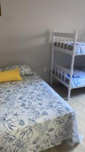 A bed or beds in a room at Casa Praia&Ferias 300 metros Praia da Enseada