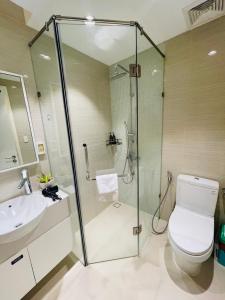 La salle de bains est pourvue d'une douche, de toilettes et d'un lavabo. dans l'établissement City By Night Ben Thanh Apartments, à Hô-Chi-Minh-Ville