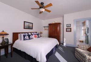 a bedroom with a bed and a ceiling fan at 1906 Lodge in San Diego