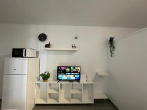 una televisione seduta su uno scaffale in cucina di Tenerife Primavera ad Arona