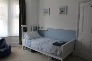 Tempat tidur dalam kamar di Spring Gardens, 4-bedroom seaside family home