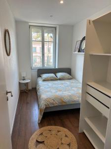 Habitación pequeña con cama y ventana en # Le 3 # Joli appartement T3 Mulhouse centre, Neuf, calme et tout équipé en Mulhouse