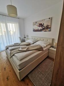 ein Schlafzimmer mit einem großen Bett in einem Zimmer in der Unterkunft Apartman LEO in Velika Gorica